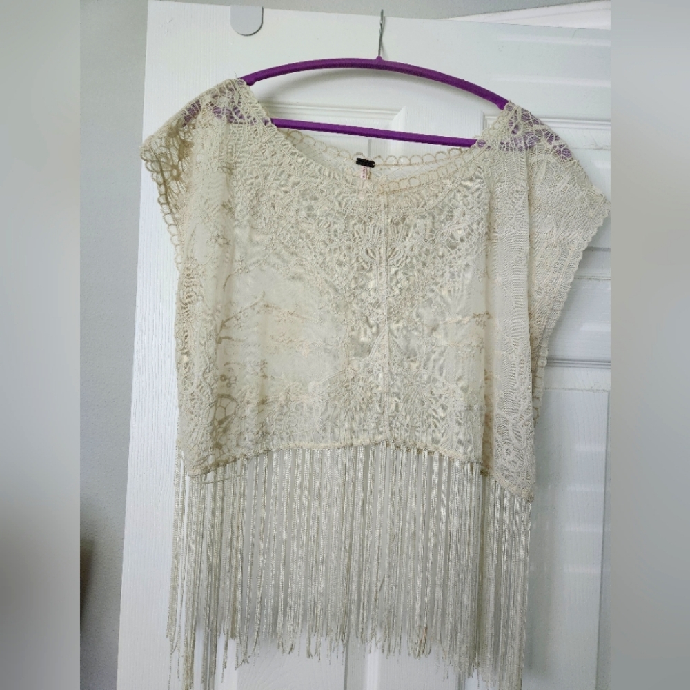 Poof lace/mesh Sz M fringed top